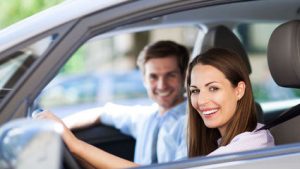 Mujer y hombre en coche